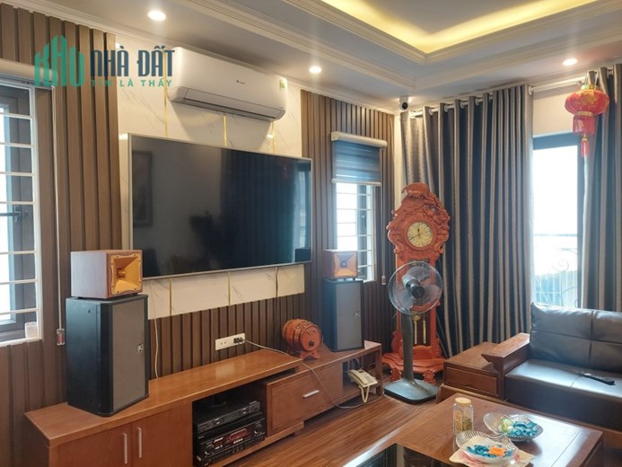 Bán nhà Sài Đồng, ô tô vào nhà, 60 m2, 5T, MT 6,8 m, giá chỉ 6 tỷ.