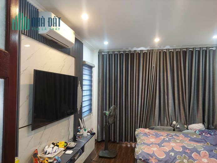 Bán nhà Sài Đồng, ô tô vào nhà, 60 m2, 5T, MT 6,8 m, giá chỉ 6 tỷ.