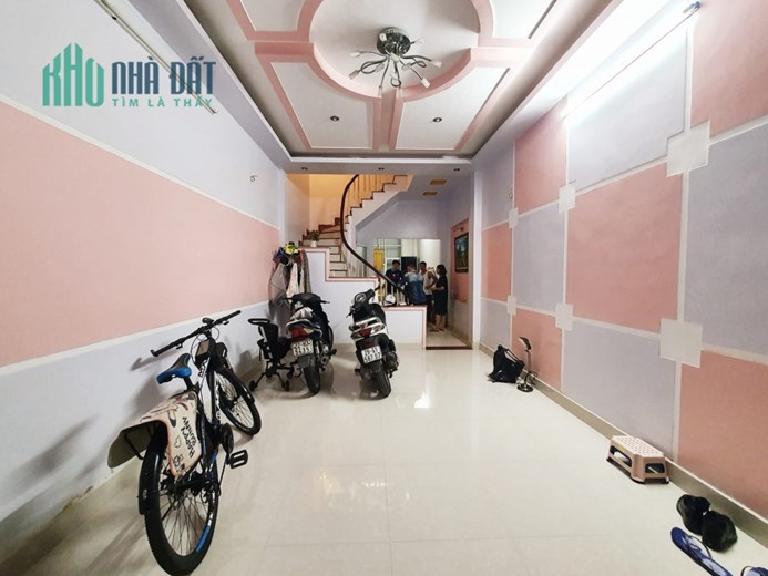 NHÀ CÁCH HỒ TÂY LỘNG GIÓ 100M, Ô TÔ ĐỖ CỬA DT 66M, 5 TẦNG CÓ NHÀ LẠC LONG QUÂN- CẦU GIẤY CHỈ 9,9 TỶ