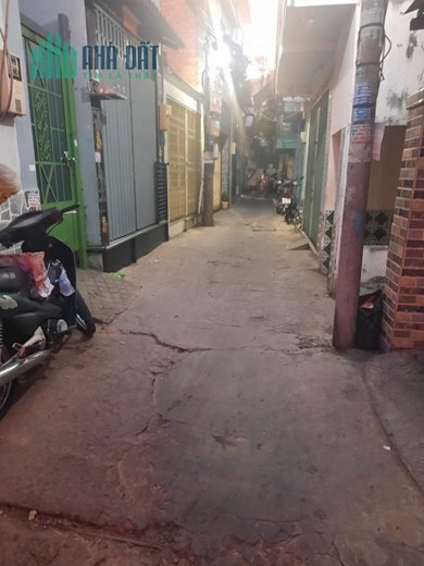 NHÀ CĂN GÓC NGANG BỀ THẾ GẦN 6M, CẤP 4 TIỆN XÂY MỚI. NGAY SAU TRƯỜNG THCS NGUYỄN HỮU THỌ. 10 PHÒNG