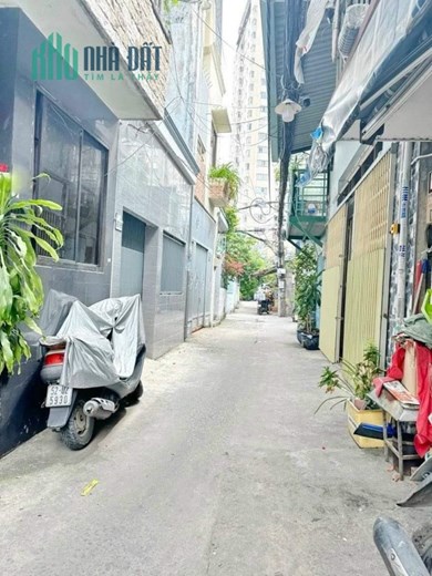NHÀ CĂN GÓC NGANG BỀ THẾ GẦN 6M, CẤP 4 TIỆN XÂY MỚI. NGAY SAU TRƯỜNG THCS NGUYỄN HỮU THỌ. 10 PHÒNG