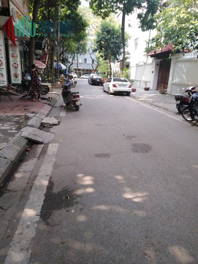 Cho thuê cửa hàng mặt phố Hoàng Cầu, 50m. Mặt tiền 4m. Kinh doanh siêu đỉnh. 13 triệu.