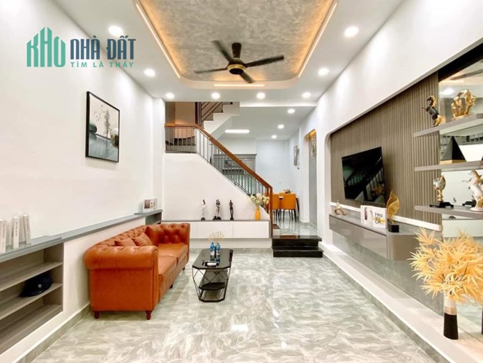 Nhà mới, full nội thất, don vào ở ngay, 3 phòng ngủ, cách sân bay 10 phút