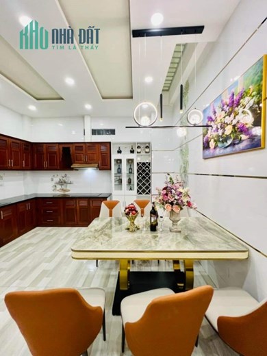 Nhà mới, full nội thất, don vào ở ngay, 3 phòng ngủ, cách sân bay 10 phút