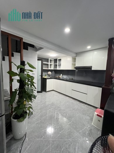 Bán nhà Ngọc Thuỵ, Dt 38m, nhà 5 tầng giá hơn 3 tỷ.