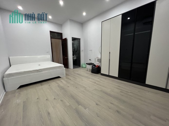 Bán nhà Ngọc Thuỵ, Dt 38m, nhà 5 tầng giá hơn 3 tỷ.