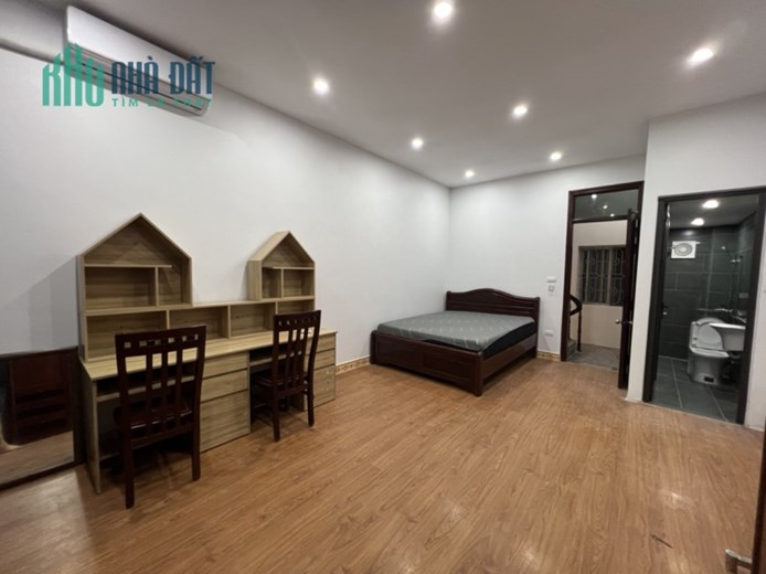 Bán nhà Ngọc Thuỵ, Dt 38m, nhà 5 tầng giá hơn 3 tỷ.