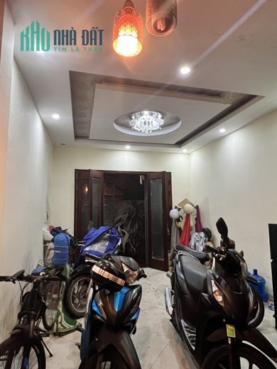 Ngọc Thuỵ, Dt 32m, nhà 5 tầng giá nhỉnh 3 tỷ.