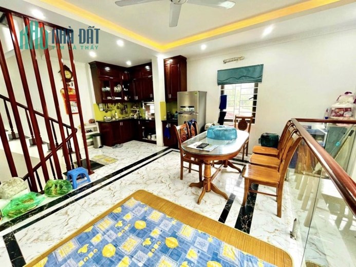 Giá tốt, Nhà đẹp cho một căn phường Thạch Bàn. Giá chỉ 3,75 tỷ. 6 tầng, lô góc mặt tiền rộng, ô tô