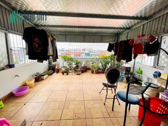 Giá tốt, Nhà đẹp cho một căn phường Thạch Bàn. Giá chỉ 3,75 tỷ. 6 tầng, lô góc mặt tiền rộng, ô tô