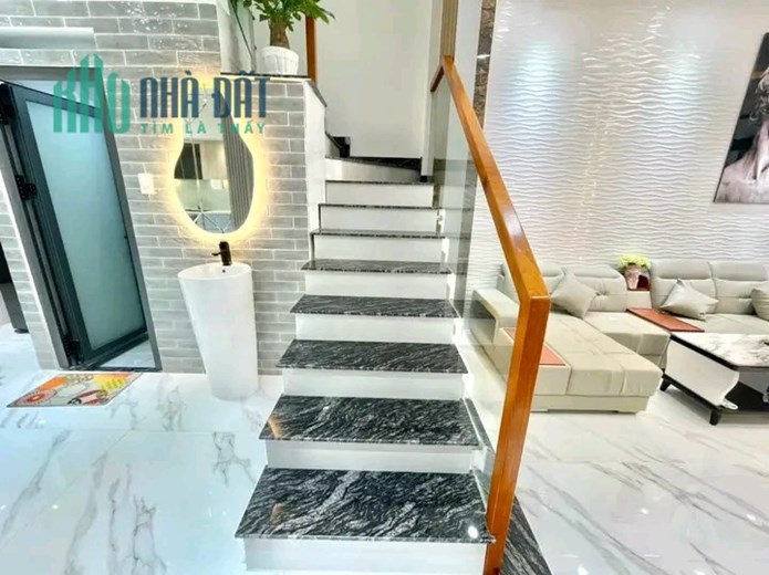 Nhà mới đẹp ở ngay, 3 phòng ngủ, sân thượng.