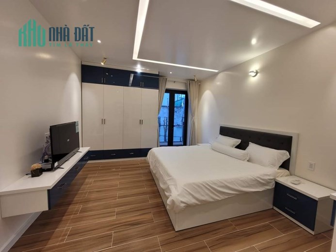 Nhà mới đẹp ở ngay, 3 phòng ngủ, sân thượng.