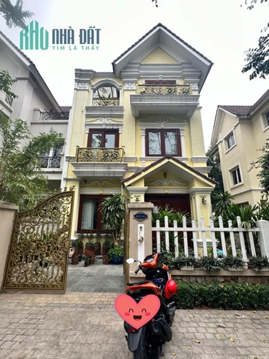 Bán biệt thự Hoa Sữa Vinhomes Riverside, View sông, Nội thất giá trị, 200m2, MT 13m, 55 tỷ