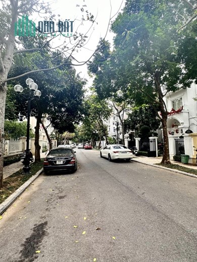 Bán biệt thự Hoa Sữa Vinhomes Riverside, View sông, Nội thất giá trị, 200m2, MT 13m, 55 tỷ
