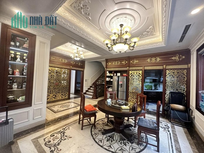 Bán biệt thự Hoa Sữa Vinhomes Riverside, View sông, Nội thất giá trị, 200m2, MT 13m, 55 tỷ