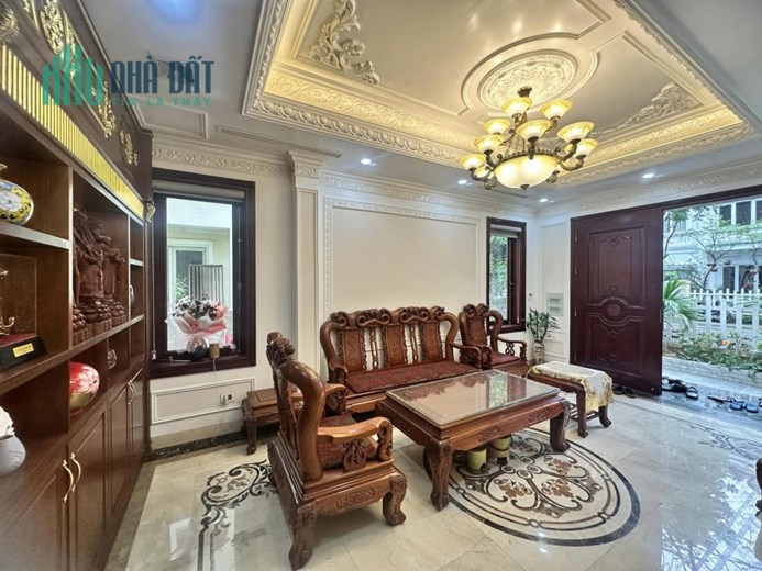 Bán biệt thự Hoa Sữa Vinhomes Riverside, View sông, Nội thất giá trị, 200m2, MT 13m, 55 tỷ