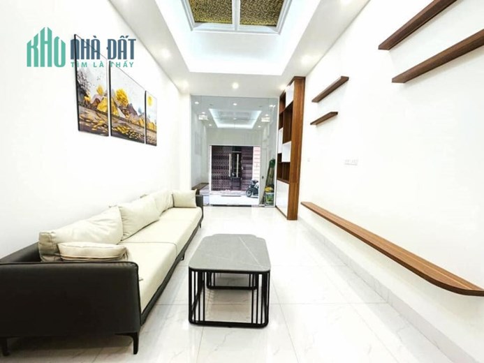 BÁN NHÀ CẦU GIẤY- Ô TÔ ĐỖ- KD BẤT CHẤP- SIÊU HIẾM 40M.5 TẦNG TẶNG FULL NỘI THẤT 5 TỶ 9