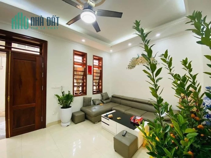 Bán nhà Lạc Long Quân 45m2, 5T, 5m, nhà đẹp, 5.5 tỷ, Cầu Giấy.