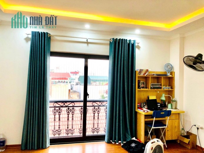 Bán nhà Thạch Bàn cực đẹp, ô tô, 35 m2, 6T, chỉ nhĩnh 3 tỷ.