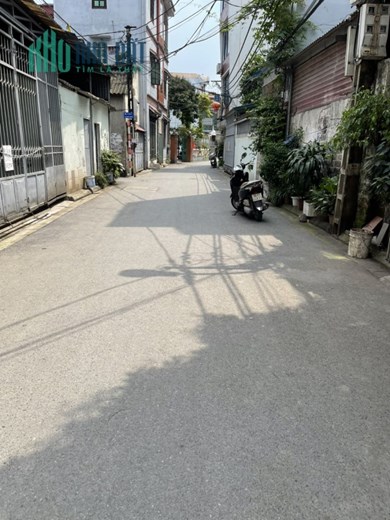 BÁN NHÀ NGUYỄN VĂN CỪ LÔ GÓC  DT 55 GIÁ 5,5 TỶ, Ô TÔ 16 CHỖ QUA NHÀ.