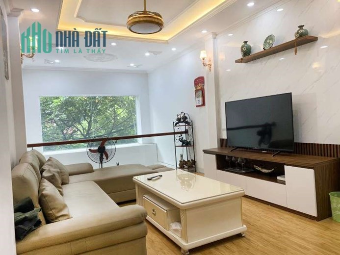 Bán nhà Bồ Đề, Long Biên, trước nhà rộng thoáng ô tô vào, sát phố, 43m2x 6 tầng, 6 tỷ 2