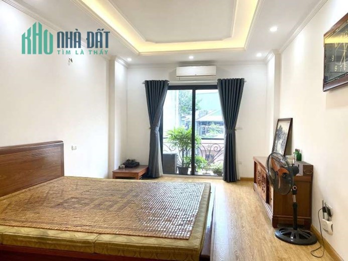 Bán nhà Bồ Đề, Long Biên, trước nhà rộng thoáng ô tô vào, sát phố, 43m2x 6 tầng, 6 tỷ 2