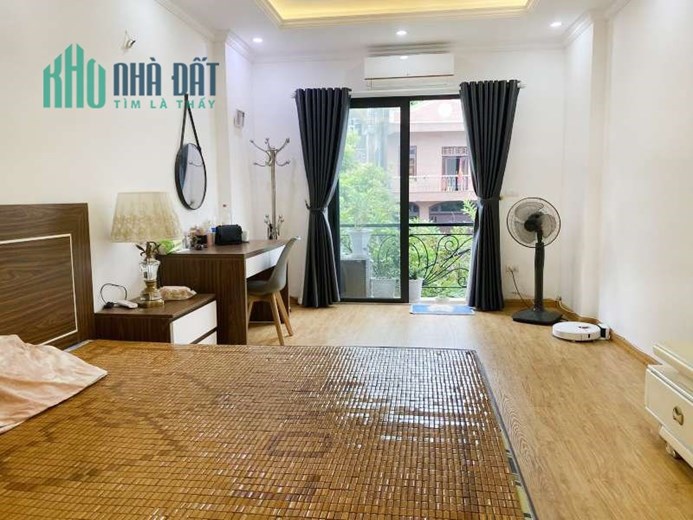Bán nhà Bồ Đề, Long Biên, trước nhà rộng thoáng ô tô vào, sát phố, 43m2x 6 tầng, 6 tỷ 2