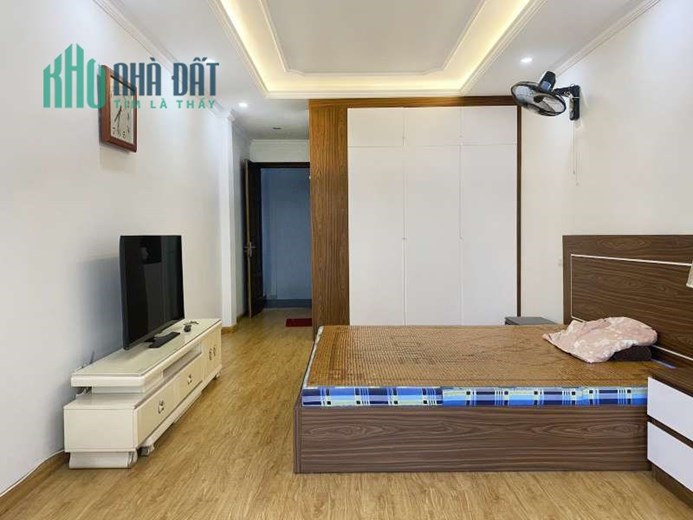 Bán nhà Bồ Đề, Long Biên, trước nhà rộng thoáng ô tô vào, sát phố, 43m2x 6 tầng, 6 tỷ 2