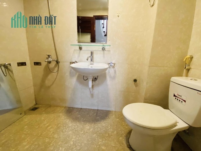 54m Mặt Tiền 5m Giá 5.9 Tỷ Phố Chùa Bộc. Nhà Dân Tự Xây Chắc Chắn. Ô Tô Đỗ Sát Cửa. Chủ Thiện Chí