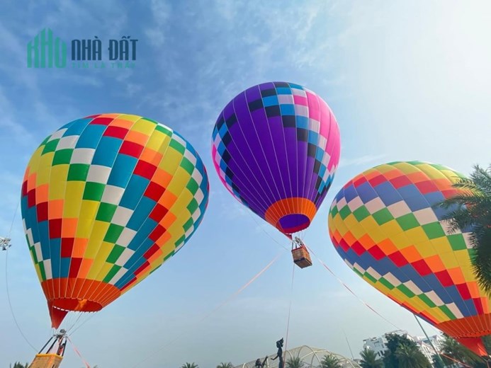 Đã hoàn thiện đẹp, Cho thuê Shohpouse cạnh Vincom, Biển nước mặn. DT 150m2, 4T, MT 10m. Giá 29