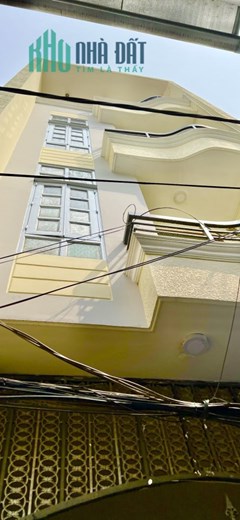 Cần bán nhà quận 1 ngang 4m dài 19m, 9 phòng và 11 WC