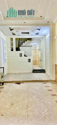 Cần bán nhà quận 1 ngang 4m dài 19m, 9 phòng và 11 WC