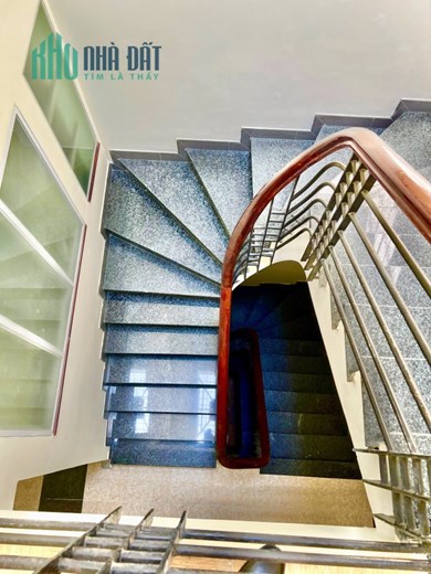 Cần bán nhà quận 1 ngang 4m dài 19m, 9 phòng và 11 WC