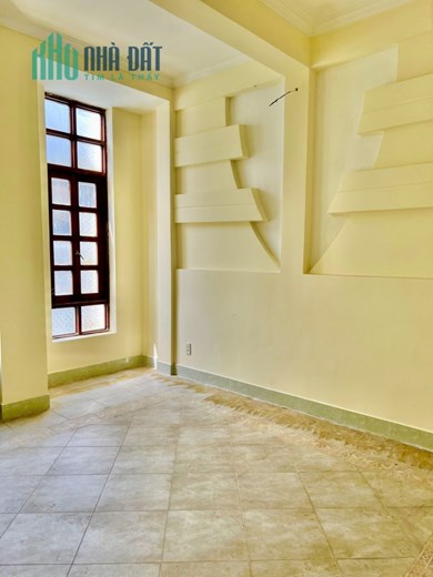 Cần bán nhà quận 1 ngang 4m dài 19m, 9 phòng và 11 WC