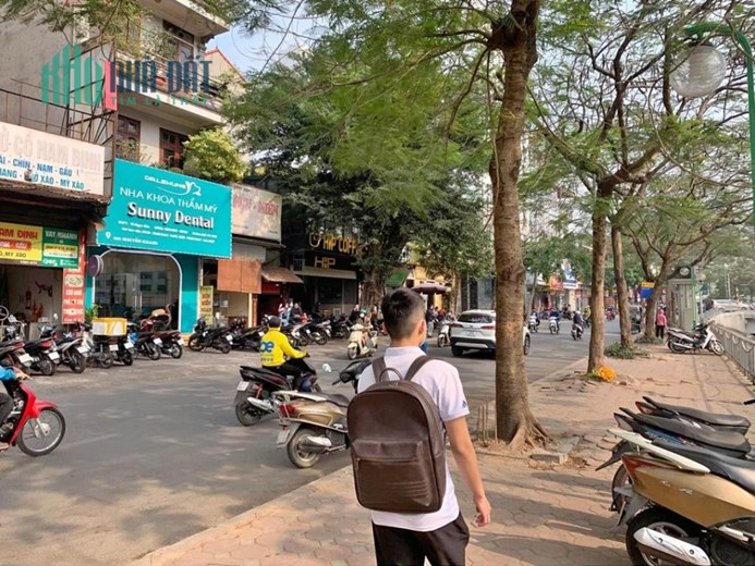 Cho thuê nhà mặt phố Nguyễn Khang, nguyên căn, 5 tầng, chỉ nhỉnh 30tr/tháng.