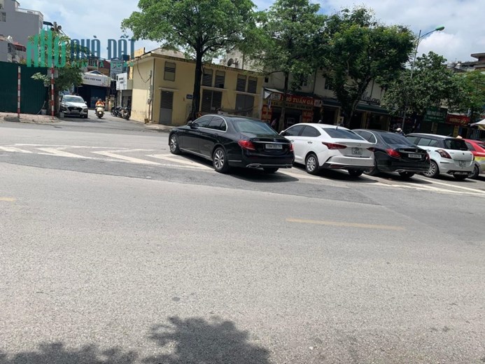 BÁN ĐẤT TẶNG NHÀ PHỐ CỔ NGỌC LÂM 30M 2,2 TỶ, Ô TÔ ĐỖ CỔNG.