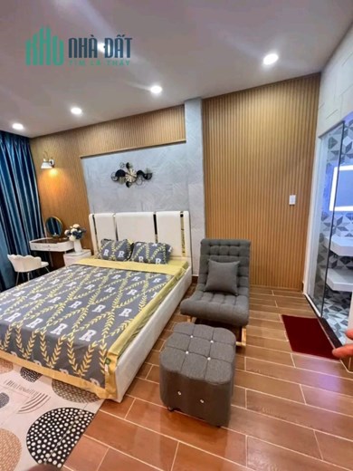 Nhà 4 tầng BTCT mới vào ở ngay, cách sân bay 5 phút, có sân rộng để xe