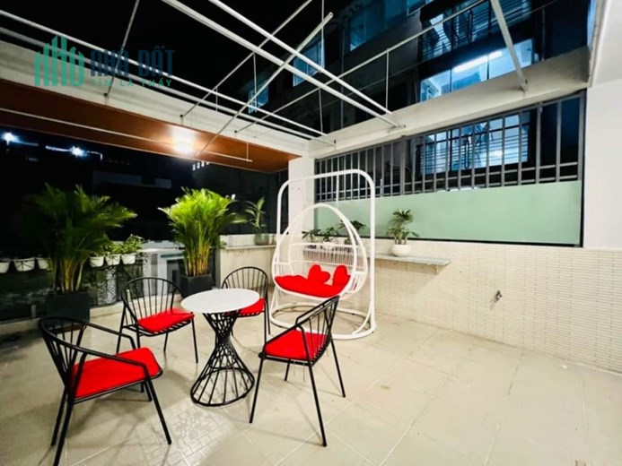 Nhà 4 tầng BTCT mới vào ở ngay, cách sân bay 5 phút, có sân rộng để xe
