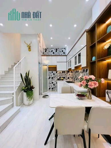 Nhà 4 tầng BTCT mới vào ở ngay, cách sân bay 5 phút, có sân rộng để xe