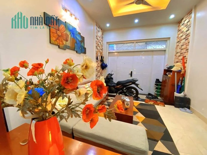 Nhà đẹp ở ngay Phố Trung Kính 44m2x5T, Nội thất sang xịn, gần ô tô, Kd 6.2 tỷ.
