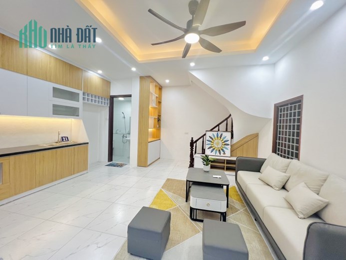 Cần bán gấp trong tháng 5 Dương lịch căn nhà tại phố Mễ Trì Hạ, 3 ngủ, đủ công năng, chỉ 4.x tỷ.