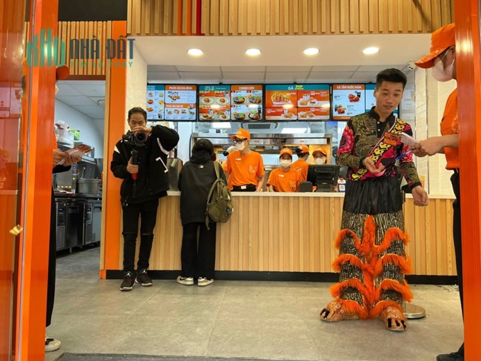 Bán nhà mặt phố Trần Quốc Hoàn, Lô góc siêu đẹp, Kinh doanh, 65m2, MT 15m, 30 tỷ