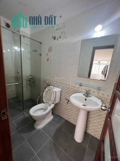 Cho thuê nhà nguyên căn, ngay mặt Hồ Đầm Tròn (SN 110, ngõ 135, Đội Cấn, Ba Đình, Hà Nội)