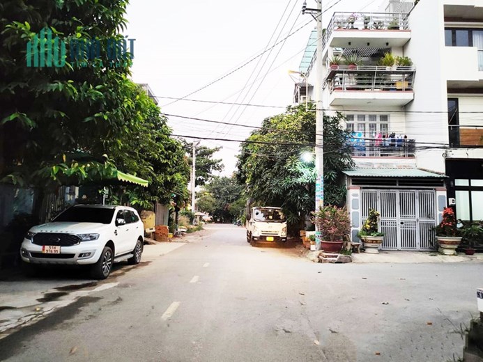NHỈNH 3 TỶ - LÔ ĐẤT ĐẸP LỌT KHE - NGANG HƠN 5M HIẾM - HẺM XE TẢI QUAY ĐẦU - GẦN CHỢ BÀ ĐIỂM HÓC MÔN.