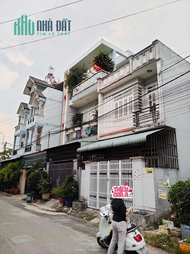 NHỈNH 3 TỶ - LÔ ĐẤT ĐẸP LỌT KHE - NGANG HƠN 5M HIẾM - HẺM XE TẢI QUAY ĐẦU - GẦN CHỢ BÀ ĐIỂM HÓC MÔN.