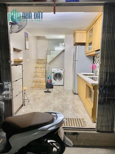 Bán nhà mặt ngõ Khâm Thiên 14m x 4 tầng, giá 1.98 tỷ.