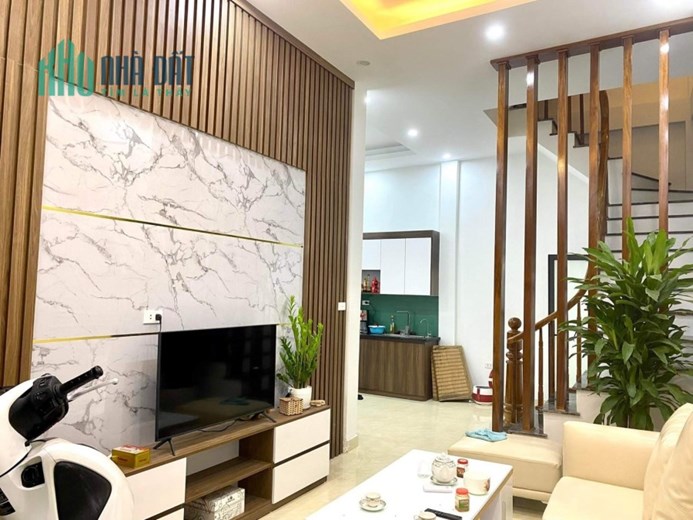 BÁN NHÀ QUẬN ĐỐNG ĐA, Ô TÔ ĐỖ CỬA, diện tích 45m, 4 tầng, mặt tiền 3.2m,