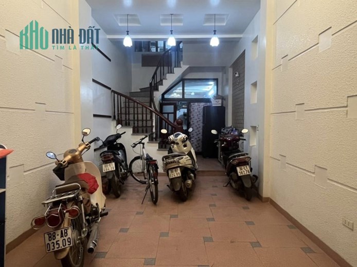 Bán nhà phố Nguyễn Khang- Cầu Giấy, 65m2, oto 7 chỗ vào nhà