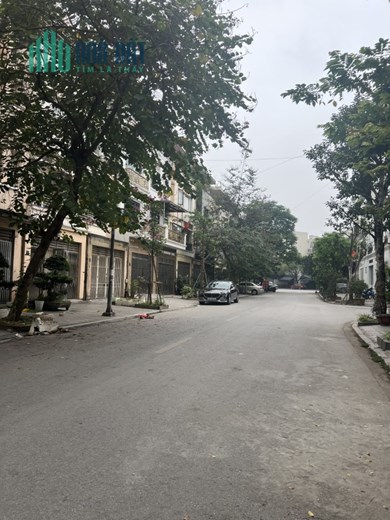 LK Văn Phú 90m2, MT 5m, 4.5 tầng. Mặt công viên. Cách cột Đồng Hồ vài bước chân. Nội thất cao cấp.
