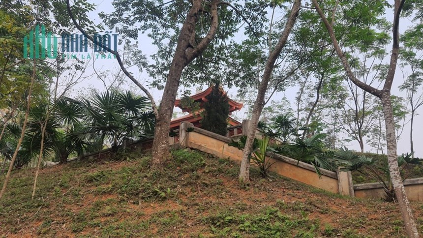 Gia đình có việc cần chuyển nhượng lô đất rộng full thổ cư. giá chỉ 25 tr/m2. Gần Di tích Quốc gia